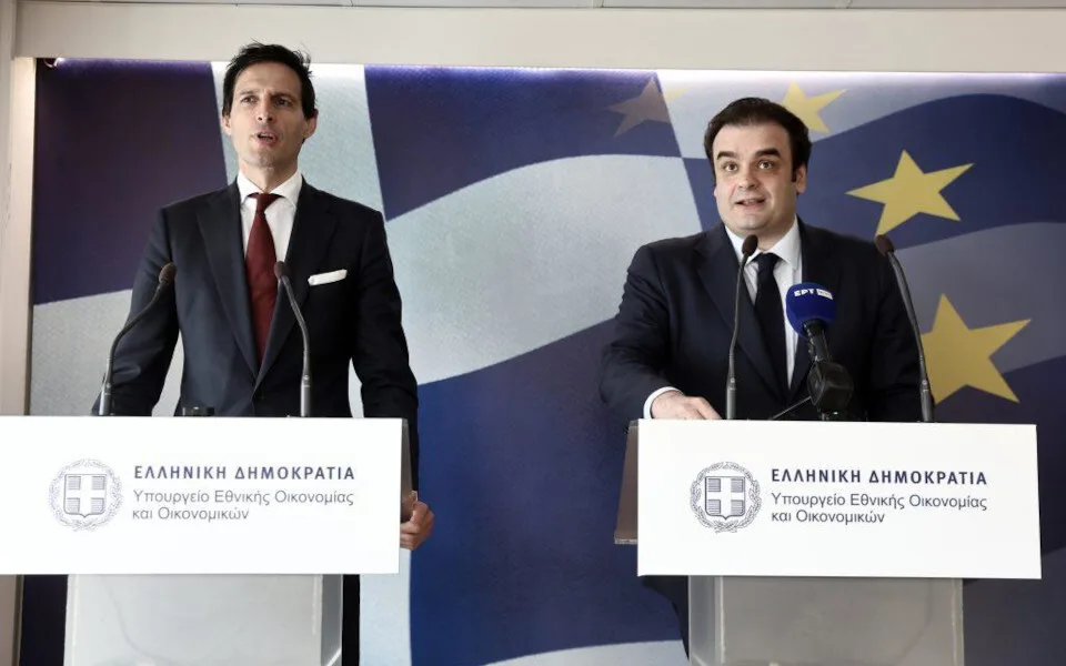 Συνάντηση Πιερρακάκη – Χούκστρα: Συζήτηση για τον ψηφιακό φόρο και για τέλος 2€ στα δέματα από Κίνα