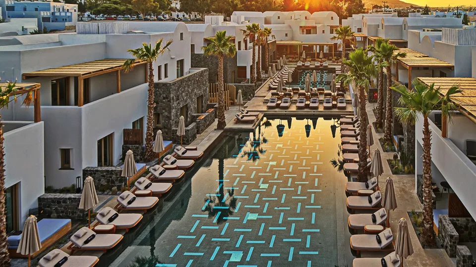 Τις πύλες του ανοίγει το πολυτελές Radisson Blu Zaffron Resort στη Σαντορίνη