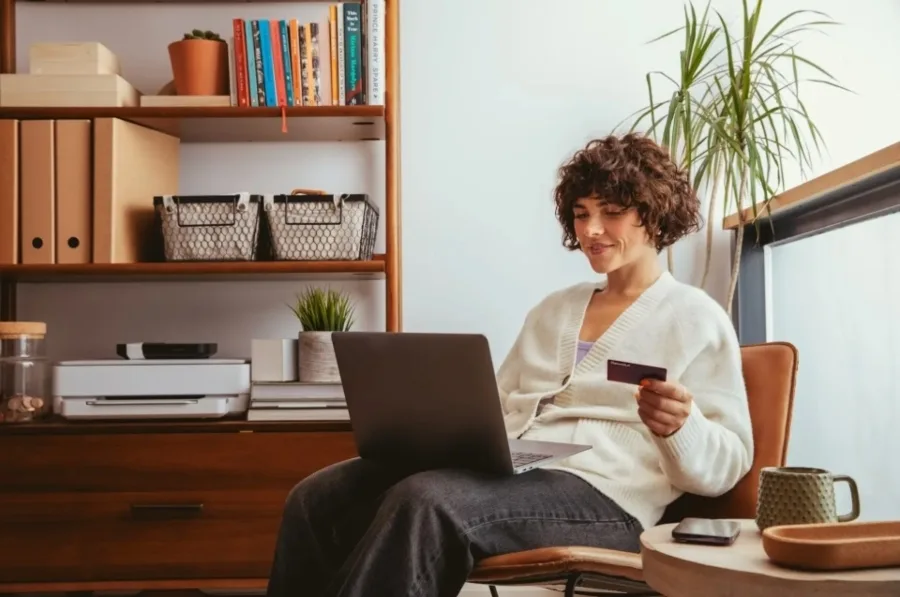 Black Friday: Είναι καλή ευκαιρία για shopping, πόσοι Έλληνες θα ψωνίσουν; Online ή κατάστημα;