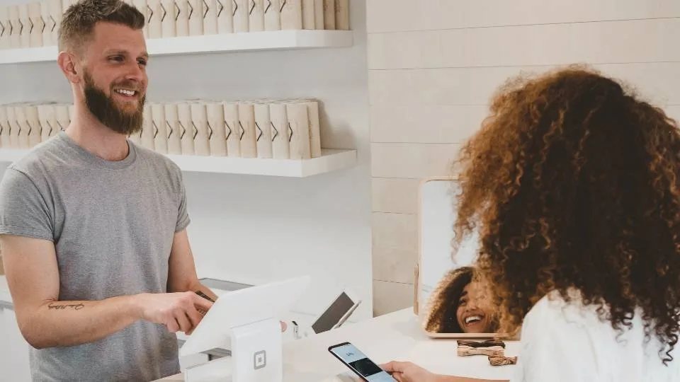 Emotional labor. Οταν καλείσαι να βάλεις το καλό προσωπείο