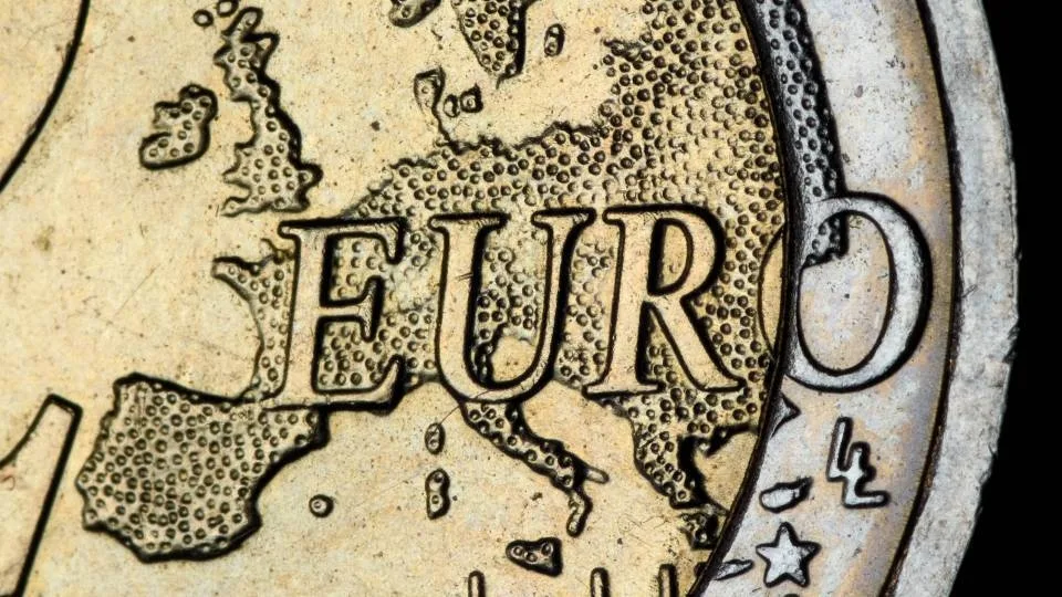 20 χρόνια ευρώ: Από το Μάαστριχτ στον Σημίτη, τις κρίσεις και το ψηφιακό ευρώ