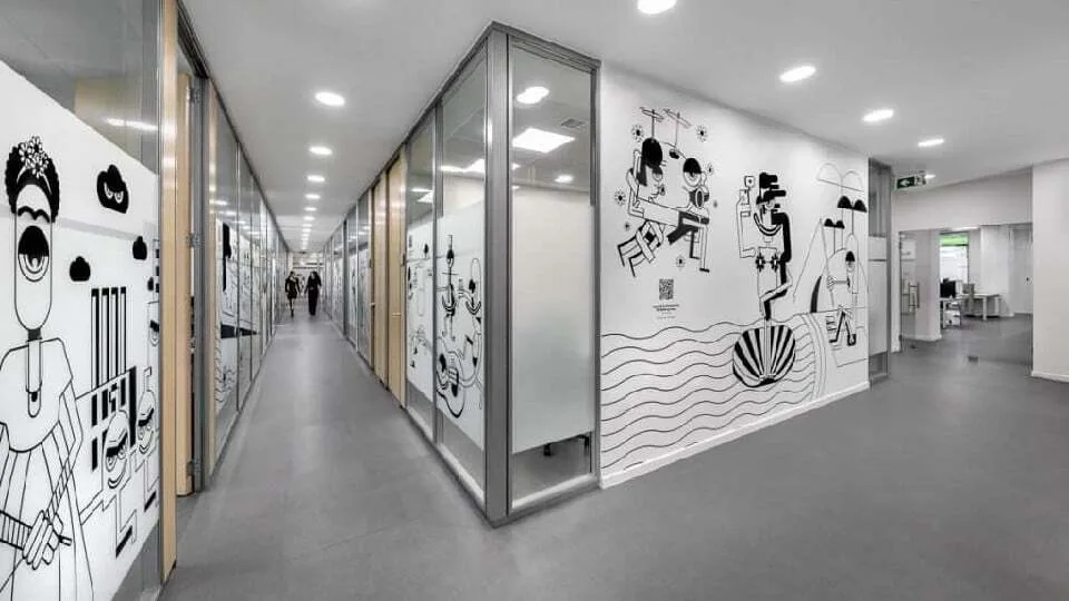 MullenLowe: Mαντέψτε τον πίνακα… σε μια ιδιαίτερη γκαλερί-γραφείο