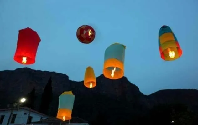 Το ελληνικό αναστάσιμο έθιμο με τα πολύχρωμα αερόστατα