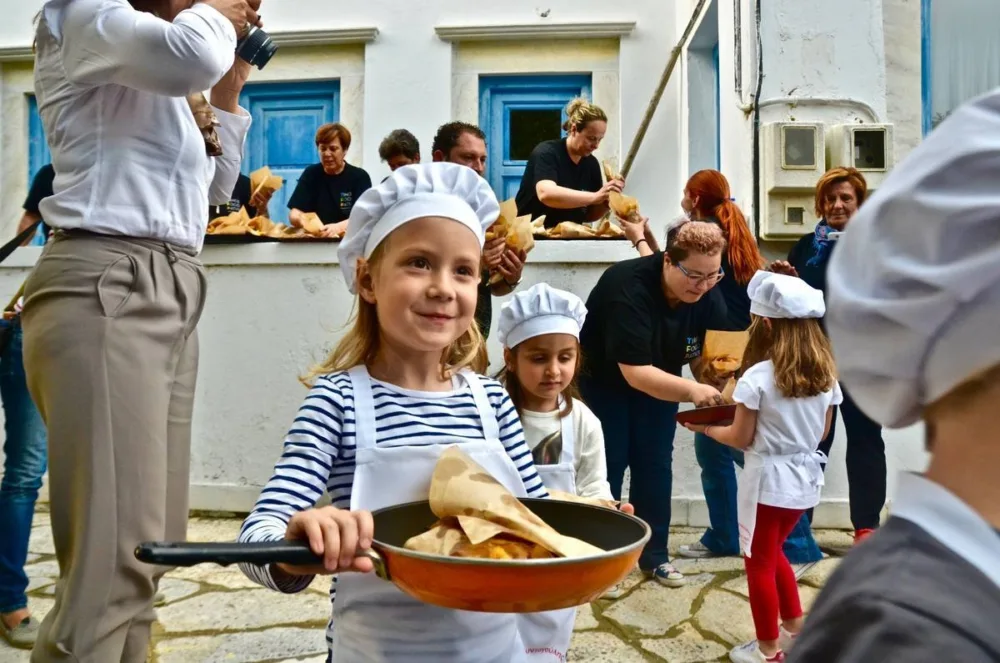 Ταξιδεύουμε στην Ελλάδα μέσα από τα έθιμα της 25ης Μαρτίου