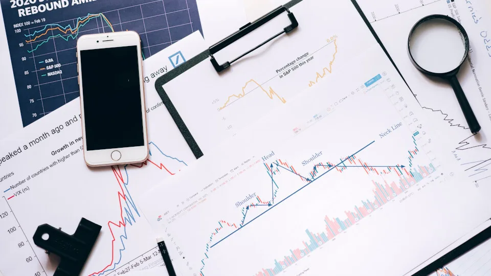 ΙΟΒΕ: Υποχώρηση οικονομικού κλίματος, από επιδείνωση σε όλους τους τομείς, εκτός Κατασκευών