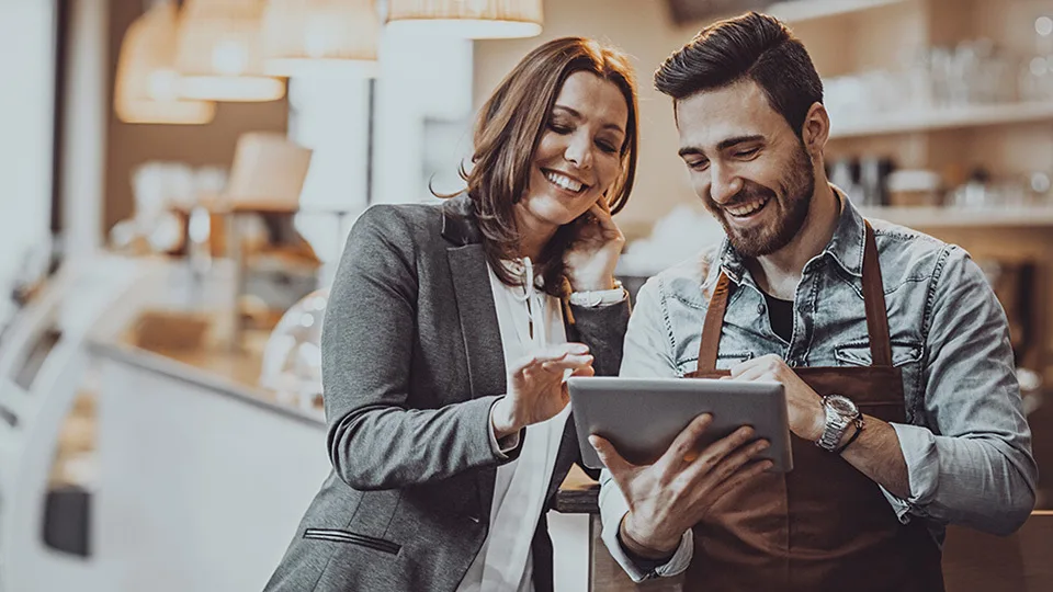 Τρία χρόνια δίπλα στις επιχειρήσεις με την «Εκ του Ασφαλούς» [Digitorial]