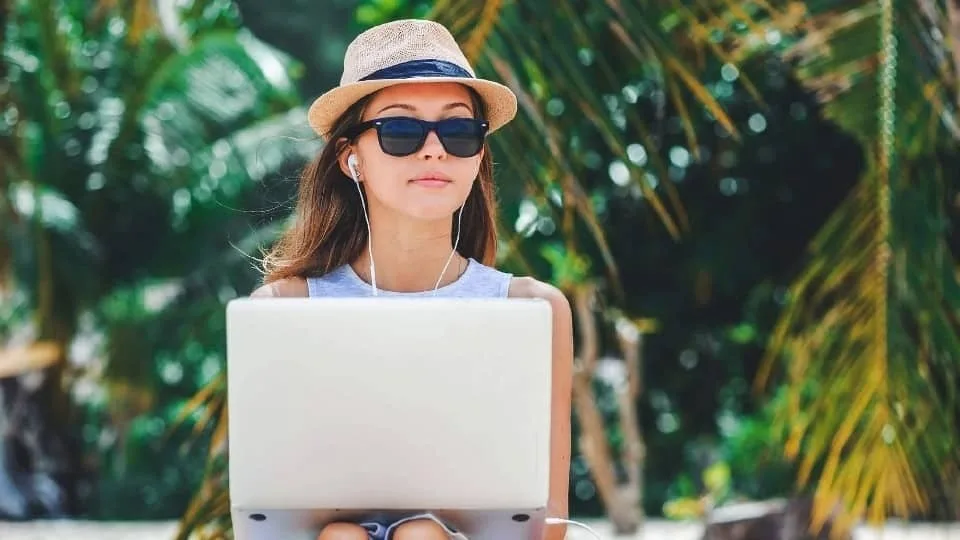 Workation: Μια εργασιακή αλλά και ξενοδοχειακή Εδέμ