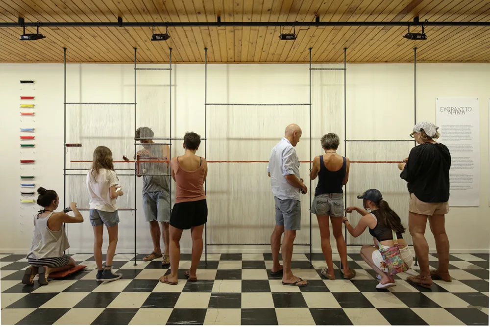 Κυθηραϊκά υφαντά: Το «Εύθραυστο Νήμα» με το παρελθόν [Έκθεση]