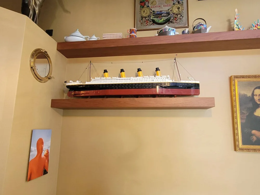 Τιτάνας: Ένα σύγχρονο καφενείο γεμάτο ιστορίες από memorabilia