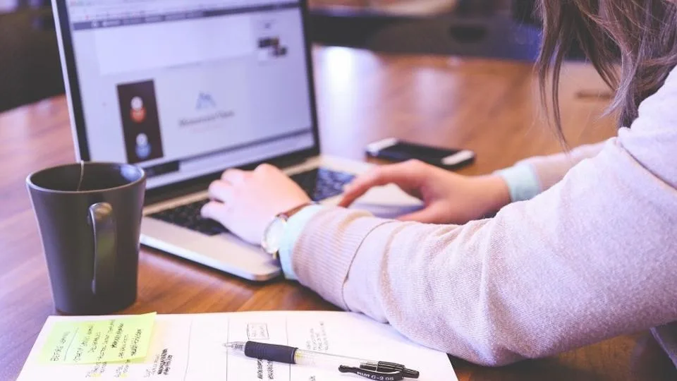 Υβριδική Εργασία και οφέλη: Μειωμένο άγχος, βελτιωμένη απόδοση… λιγότερες αναρρωτικές