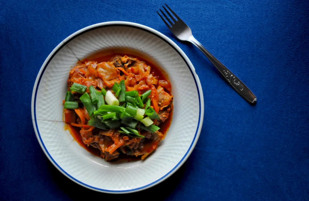 Symbiosis: Συνταγή για αρνί με Kimchi