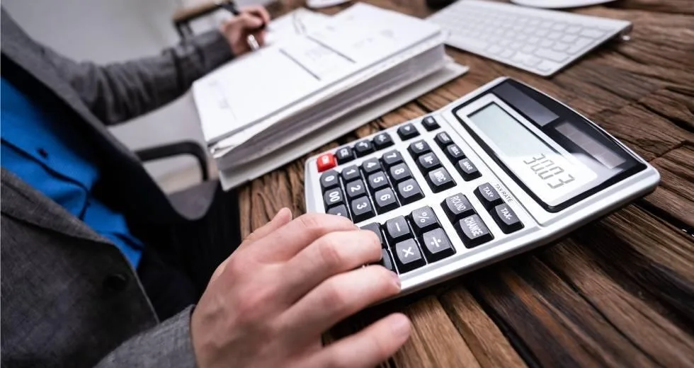 Προβληματίζει η έλλειψη ρευστότητας: 1 στα 2 τιμολόγια του 2022 εξοφλήθηκε εκπρόθεσμα