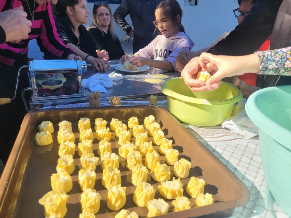Τσιμπώντας πασχαλινές τυρόπιτες στην Ποταμιά της Τήνου