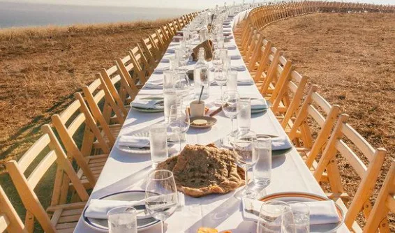 Outstanding in the Field: Η εμπειρία του να μαζευόμαστε σε ένα υπαίθριο τραπέζι