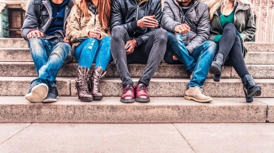 Πώς βλέπουν το μέλλον οι νέοι: Τι πιστεύουν για θεσμούς, κοινωνία, ευημερία