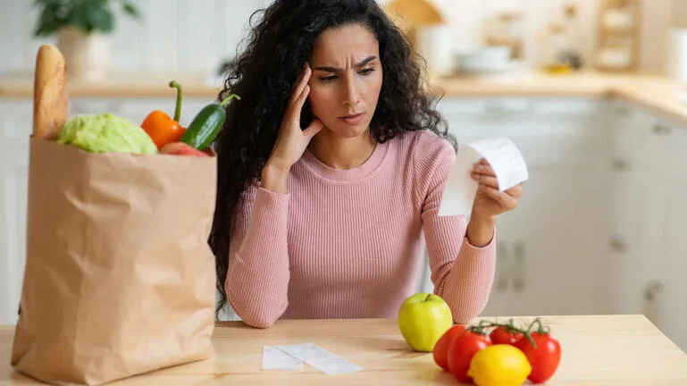 Τι δαπάνες κόβουν οι καταναλωτές: τρόφιμα, λογαριασμοί, διακοπές