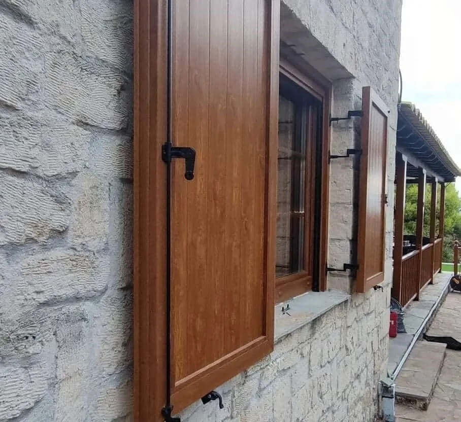 Οι πόρτες από PVC και αλουμίνιο προσφέρουν αντοχή στις καιρικές συνθήκες