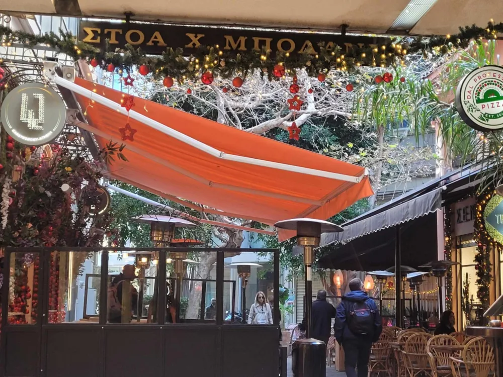 Στοά Μπολάνη: Ο μικρόκοσμος ενός στολισμένου γιορτινά περάσματος