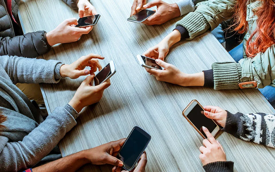 «Όλη μέρα μ' ένα κινητό στο χέρι»