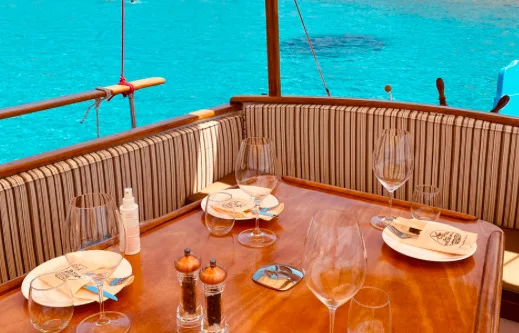 Απολαμβάνουμε πιάτα από την Κίμωλο πάνω σε ένα τρεχαντήρι