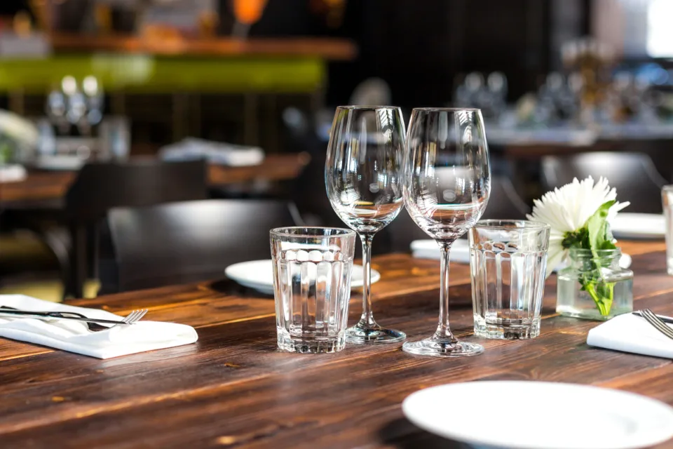 Επιθέσεις στην Ερυθρά Θάλασσα: Φόβοι για σοβαρές επιπτώσεις σε κλάδο εστίασης - εξοπλισμούς επιχειρήσεων