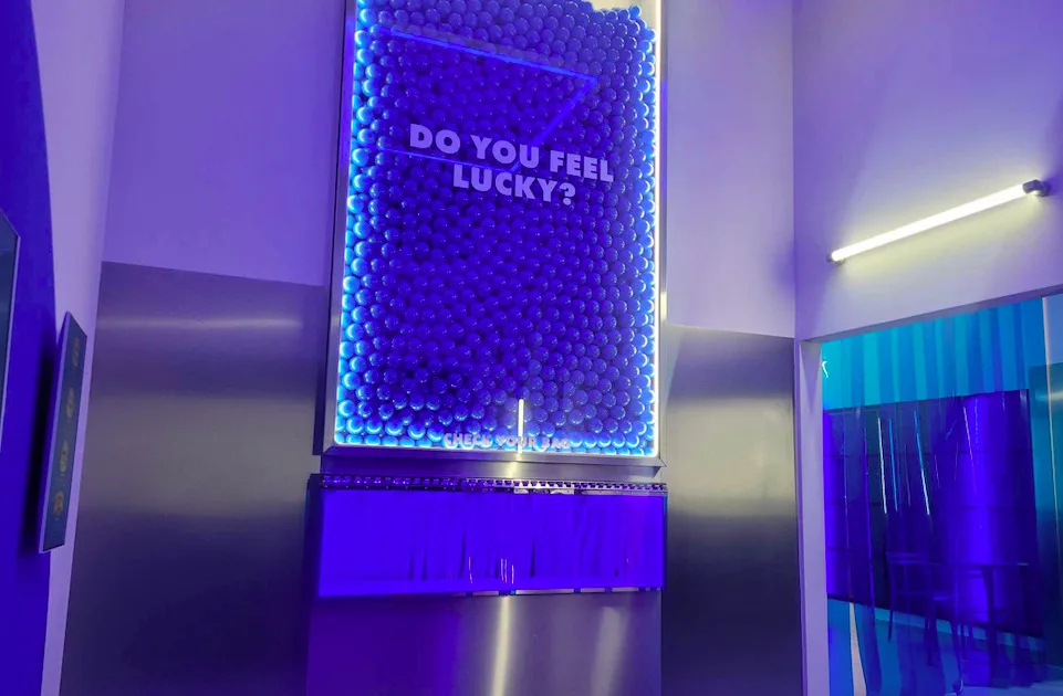 World X11: Ένα ΑΤΜ για burger μόλις προσγειώθηκε στο Παγκράτι