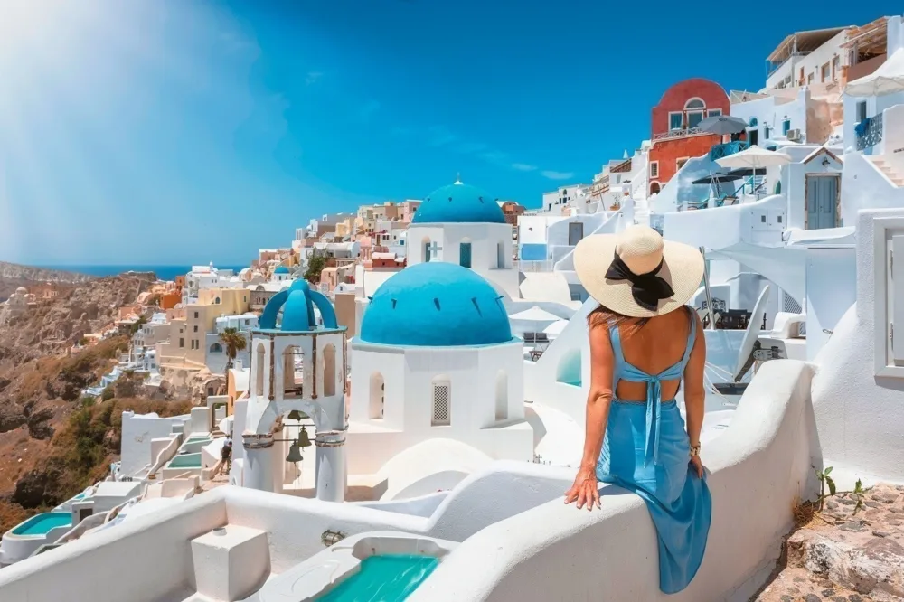 Τουρισμός: Σταθερά πόλος έλξης η Ελλάδα - η πορεία του 2025, εισπράξεις και Airbnb