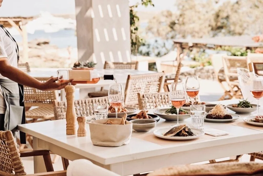 ​ΕΛΣΤΑΤ: Αύξηση 10,7% του τζίρου των καταλυμάτων και 5,8% της εστίασης στο β' τρίμηνο