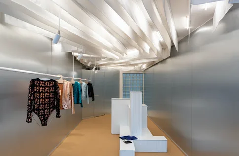 Myrto Dramountani: Μια επίσκεψη στο νέο flagship store της οδού Τσακάλωφ