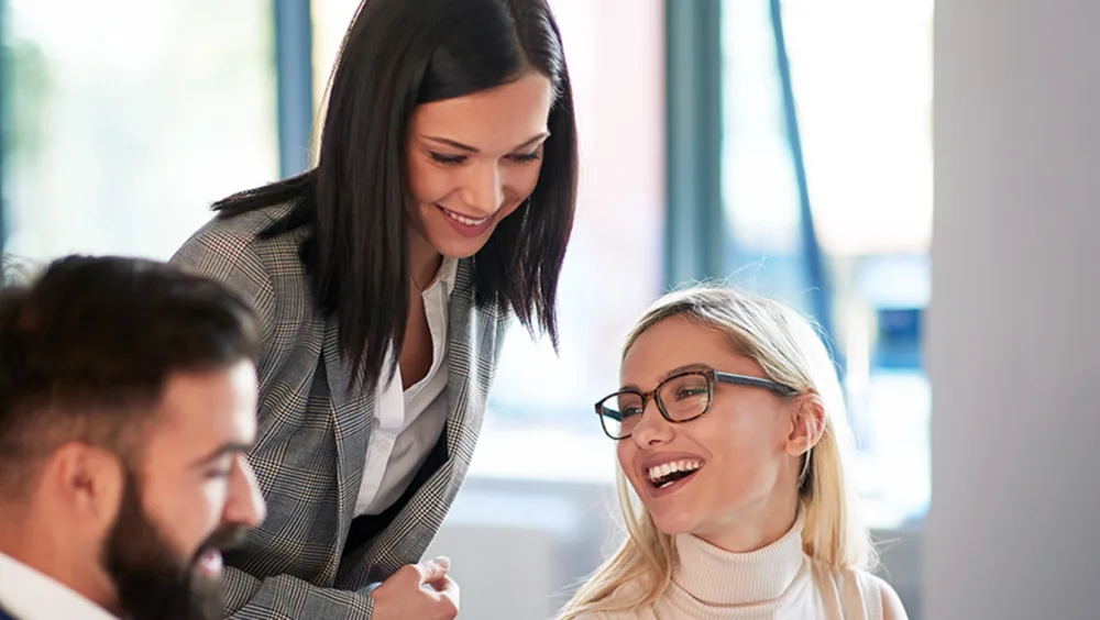 Η «επιστροφή του ταλέντου» και ποιοι προσλαμβάνουν - αποδοχές και παροχές σήμερα