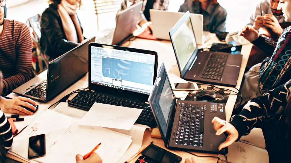 Μισθοί, ανταγωνισμός, τεχνητή νοημοσύνη: Σε φάση μετασχηματισμού η αγορά εργασίας