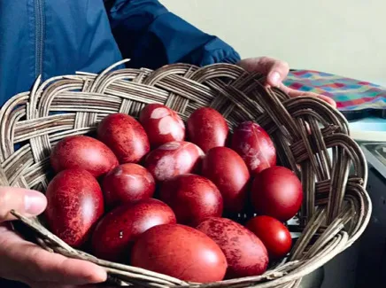 Βάφουμε τα πασχαλινά αυγά με τρόπους φυσικούς