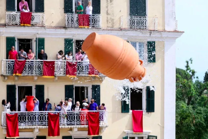 Μ. Σάββατο στην Κέρκυρα: Οι Μπότηδες, οι φογάτσες και τα τσιλίχουρδα