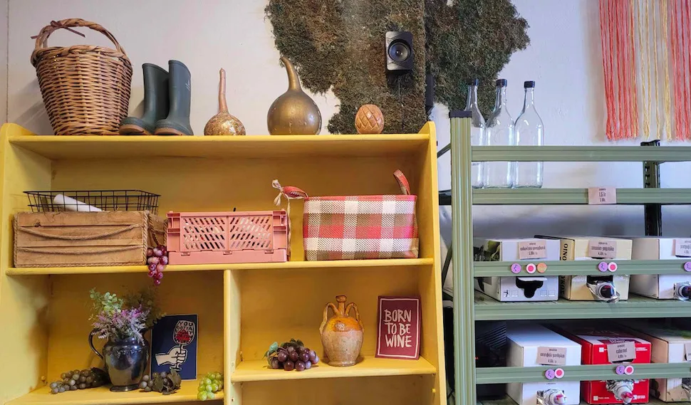 Oinofilia: Μια σύγχρονη κάβα με αγάπη για τη βιωσιμότητα, την τέχνη και το κρασί σε ασκούς