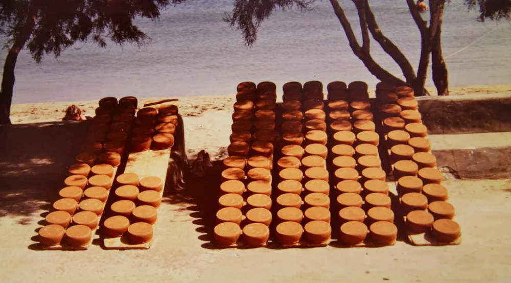 Σίφνος: Το Κirki/Soil Horizon στα χνάρια της τέχνης που σιγομαγειρεύεται σε αγγεία κεραμικά