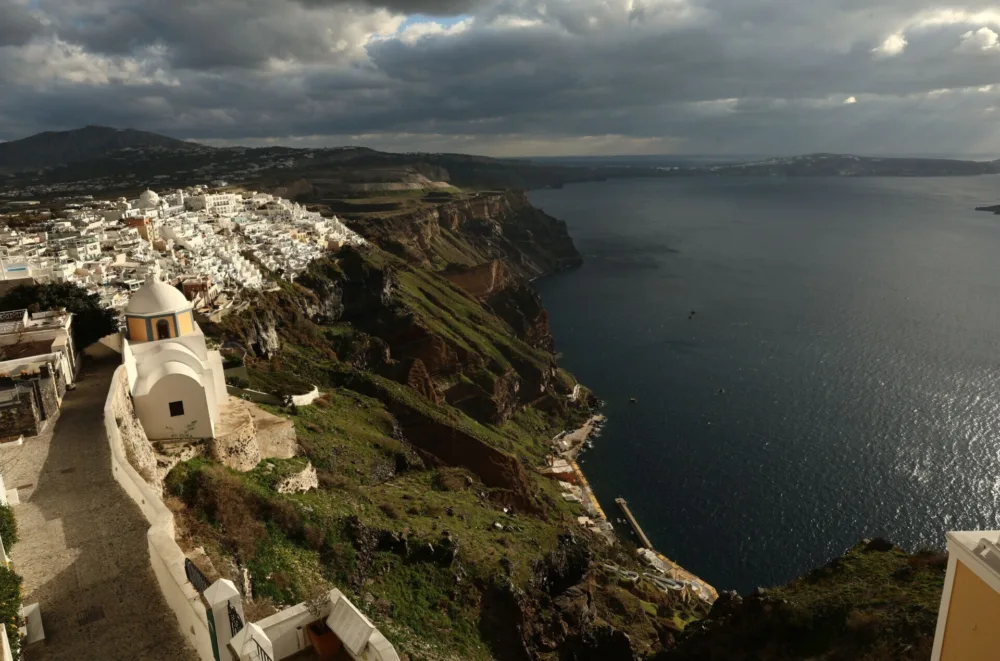 Ασφαλιστικές: Η υπασφάλιση της Σαντορίνης, τα πλήρη πακέτα για τις φυσικές καταστροφές, η ανάγκη των ΣΔΙΤ