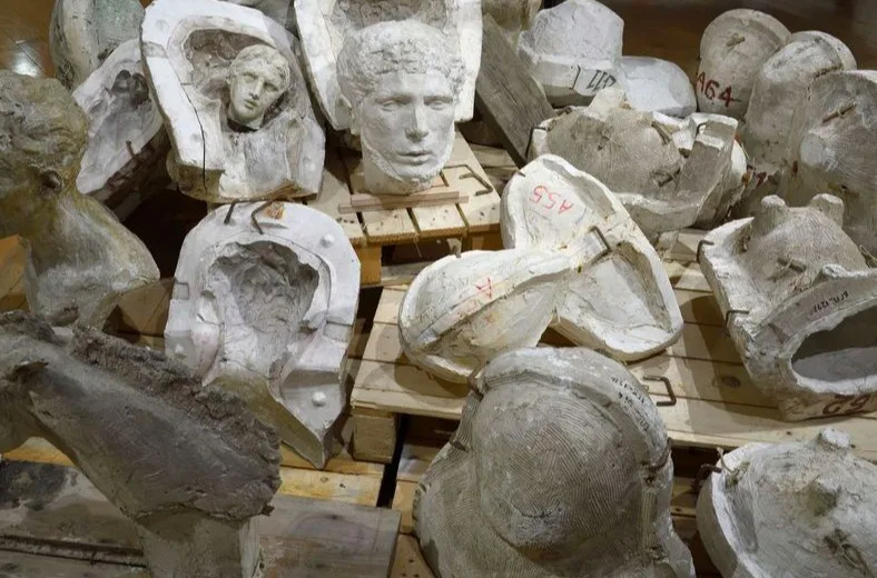 Βυθιζόμαστε στον χρόνο της γλυπτικής και το έργο του Γιάννη Παππά στο Μουσείο Μπενάκη