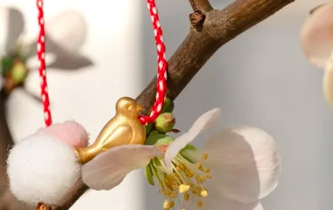 Ξαναπλέκοντας τις κλωστές από το βραχιολάκι του Μάρτη