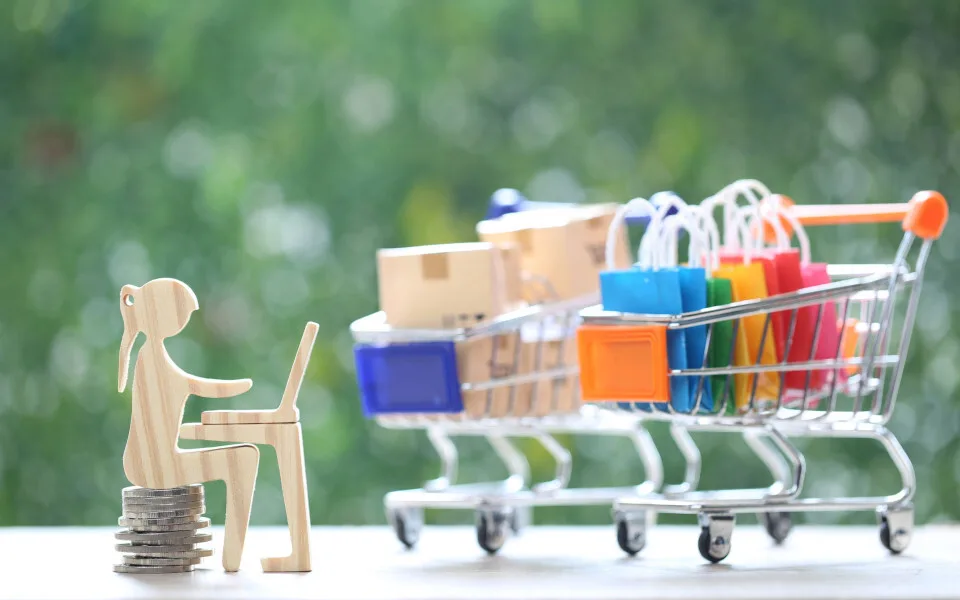 Σχεδόν όλοι οι Έλληνες ψωνίζουν online - Η επιρροή των influencers και των διασημοτήτων στις αγορές