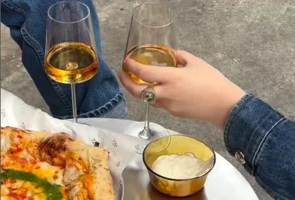 To Σαββατοκύριακο βγαίνουμε για πίτσα και κρασάκι στην Αθήνα