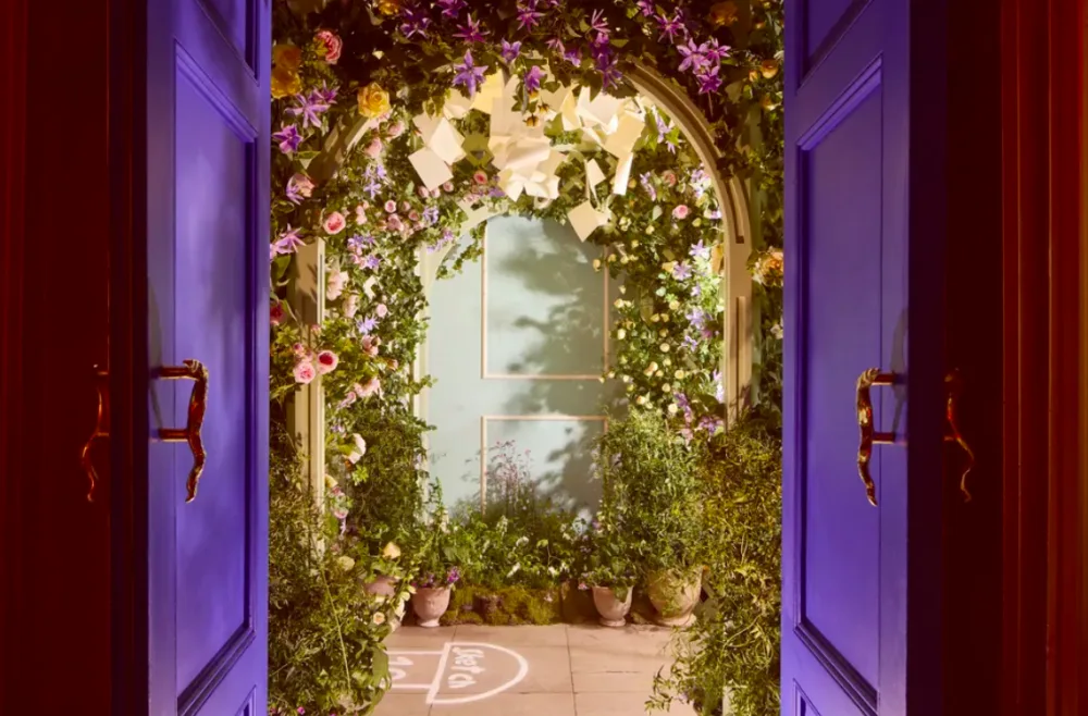 Ο παραμυθένιος μικρόκοσμος της Τζέιν Όστεν ανθίζει στο Sketch