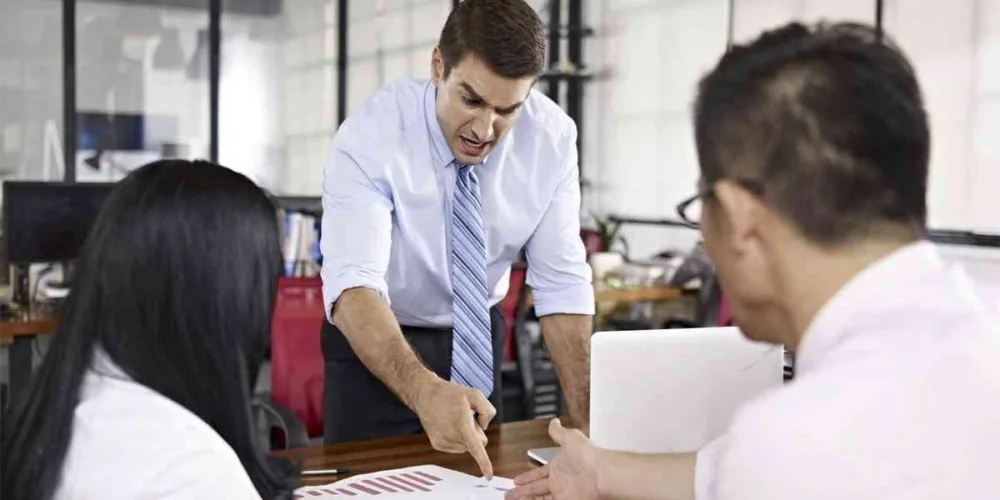 Από Φίλος σε Προϊστάμενος: Η Σιωπηλή Μετάβαση που Κανείς Δεν Σου Εξήγησε