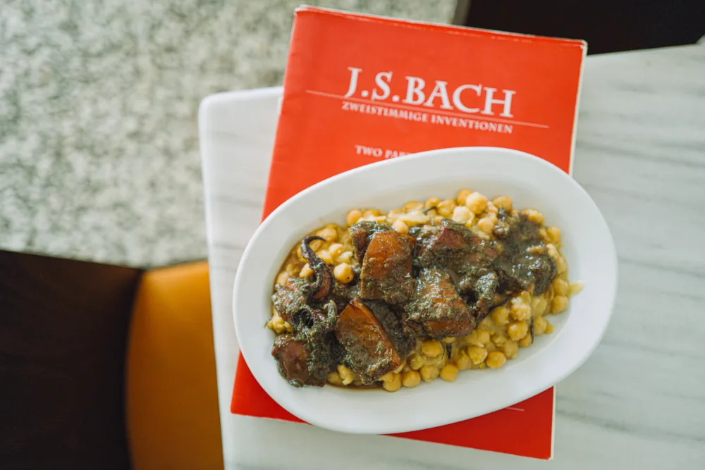 Η συνταγή του fennel για σουπιές κρασάτες με ρεβιθάδα