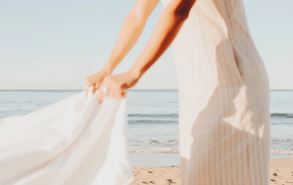 Λινό-βαμβακερό: Ποιό κερδίζει τον τίτλο του ιδανικού μας συμμάχου ενάντια στον καύσωνα;