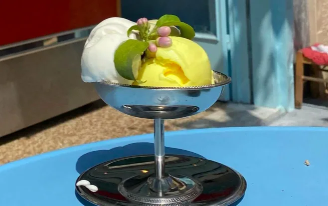 Τα vintage μεταλλικά ποτηράκια φιγουράρουν ξανά στα τραπέζια των αθηναϊκών εστιατορίων