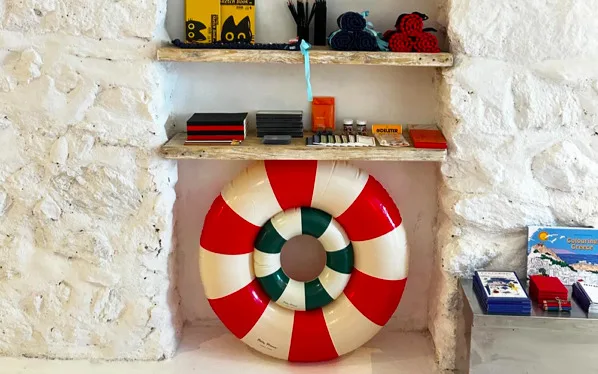 Arsenale: To νέο βιβλιοπωλείο στην Ανάφη μέσα σε έναν παλιό ταρσανά