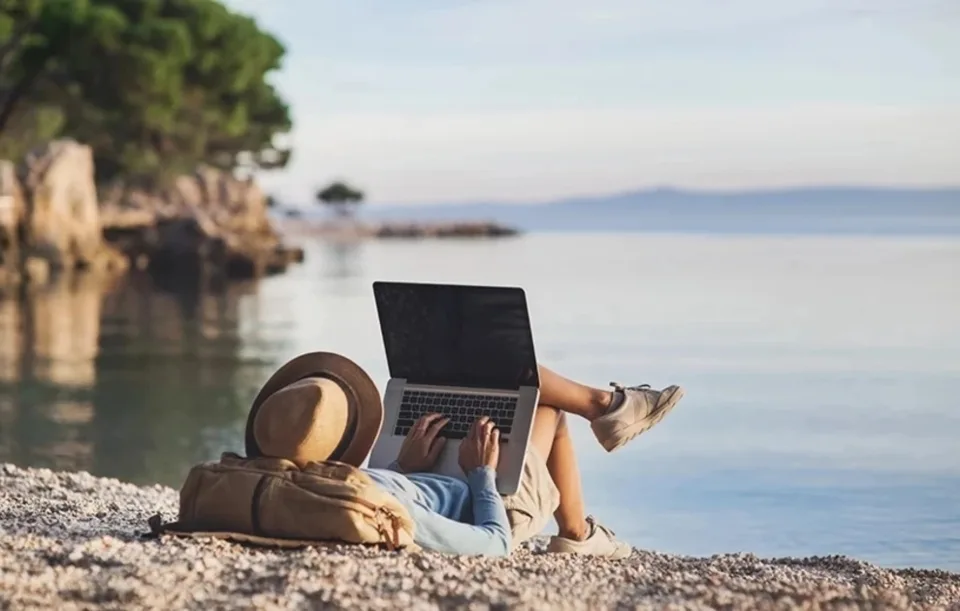 Πόσες, πώς και τι διακοπές θα κάνουν οι εργαζόμενοι - τάσεις και συνήθειες