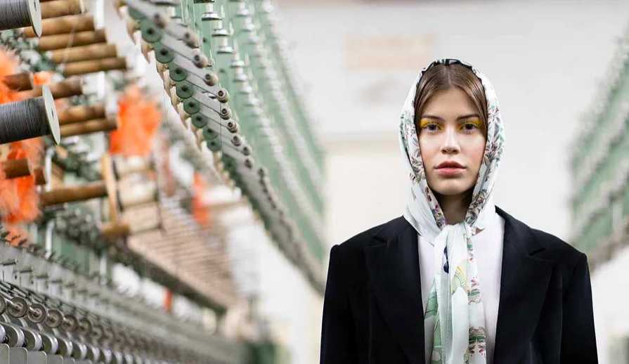 Μεταξωτά μαντήλια: Διαχρονικότητα, φινέτσα και σύγχρονα ελληνικά brands