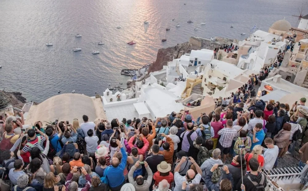 Κυνηγώντας το φάντασμα του «υπερτουρισμού»