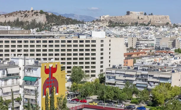 Μια γυναίκα, μια τοιχογραφία και μια ικεσία για αισιοδοξία στη γειτονιά του Νέου Κόσμου